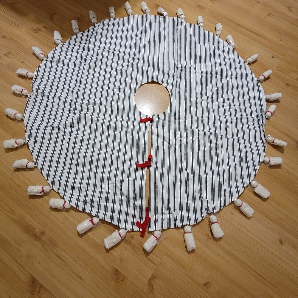 H&H Striped Christmas Tree Skirt ๐ - Picture 5 of 10